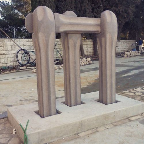 וסילי רז, פסל ואמן יוצר, מעניק לאבן חיים חדשים, צורה, עומק ונוכחות, והופך אותה ליצירת אמנות תלת־ממדית בסטודיו שלו בבית ברל.