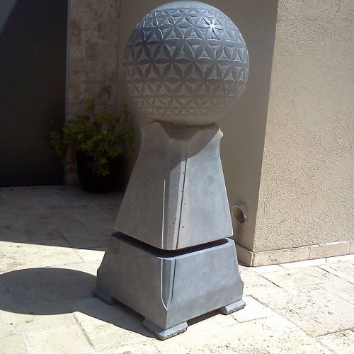 וסילי רז, פסל ואמן יוצר, מעניק לאבן חיים חדשים, צורה, עומק ונוכחות, והופך אותה ליצירת אמנות תלת־ממדית בסטודיו שלו בבית ברל.